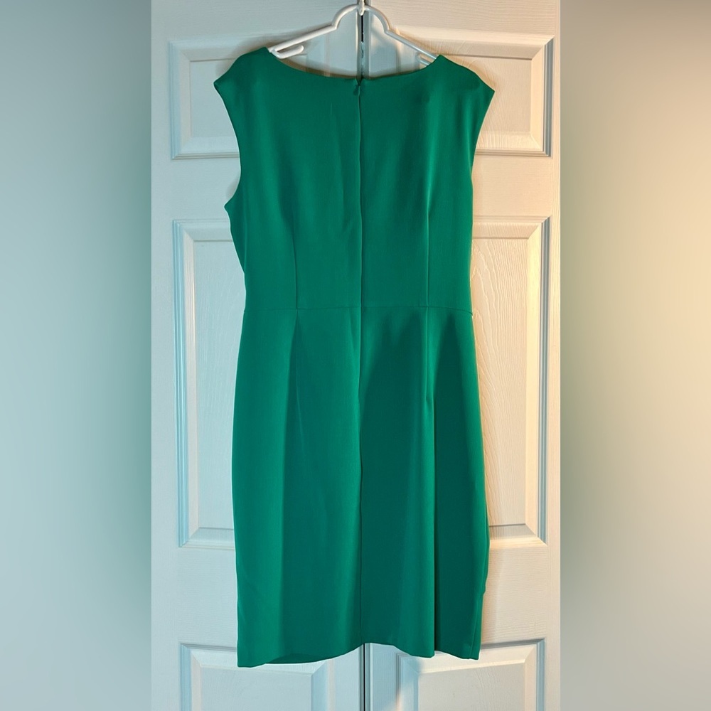 dressbarn sleeveless Green Dress with Gold Chain - Picture 6 of 16